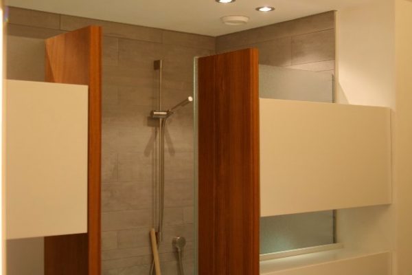 Dubbele douche met kast bereikbaar vanaf 2 kanten